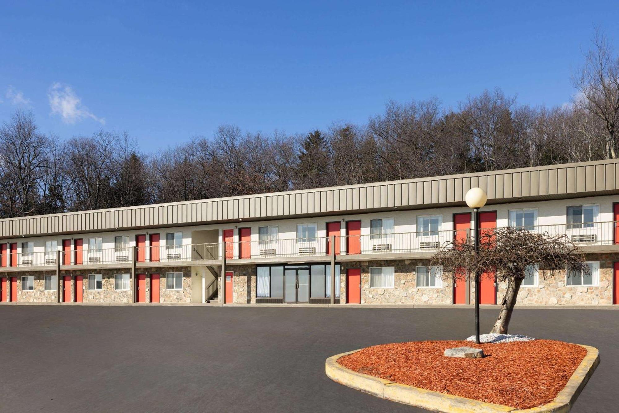 Super 8 By Wyndham Hazleton Motel Ngoại thất bức ảnh